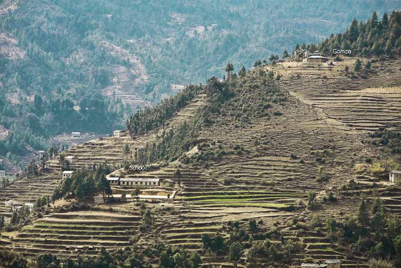 Helling met de school en gompa van Duble Helling met school en gompa van Duble