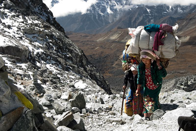 Female porters going to Cho La