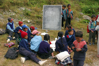 In Gurjung: een schoolklas in de buitenlucht