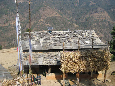 Haus mit 21-W-Solarpanel und ein Ofenrohr