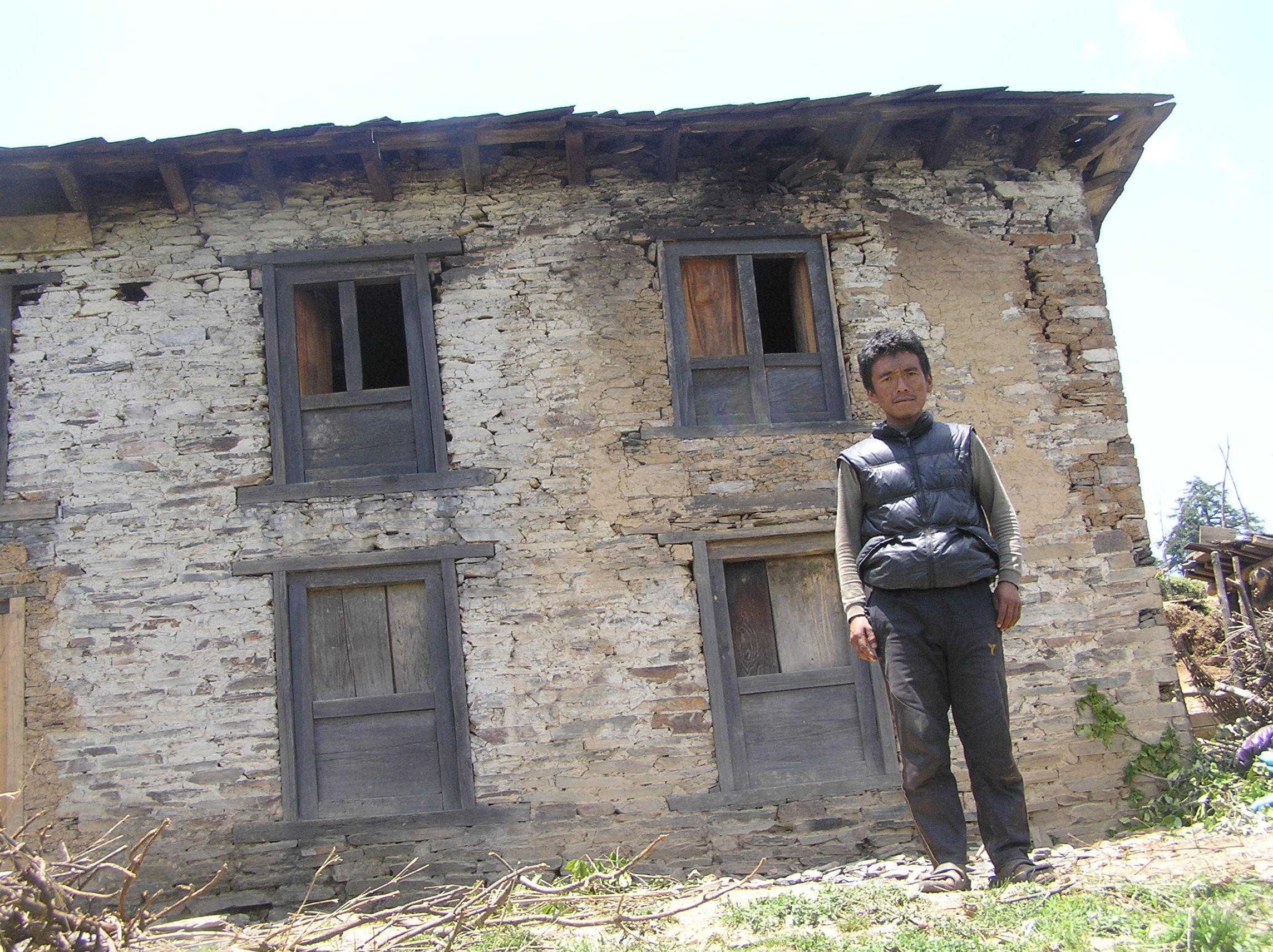 Damaged-house-of-Temba-Sherpa-Devisthan